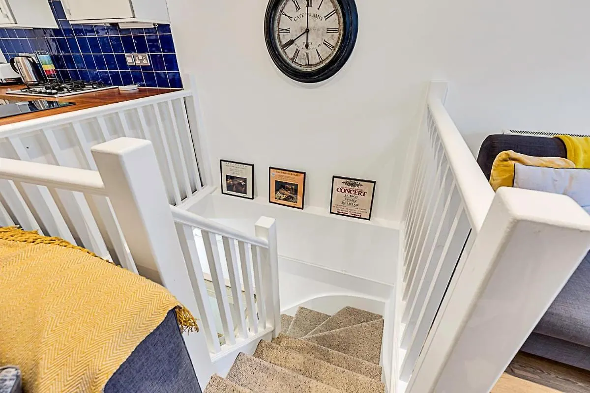 Modern Comfort Two Bedroom Gem On The Rye London Apartment