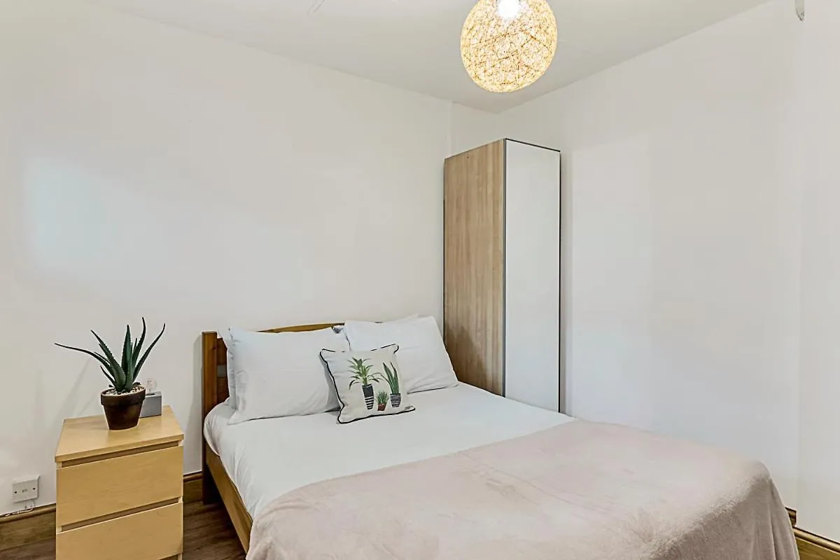 Modern Comfort Two Bedroom Gem On The Rye London Apartment