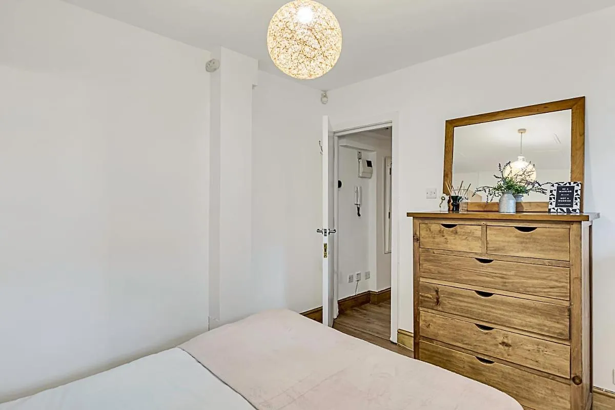 Modern Comfort Two Bedroom Gem On The Rye London