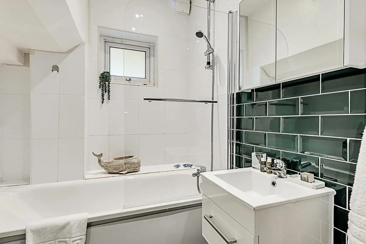 Apartment Modern Comfort Two Bedroom Gem On The Rye London
