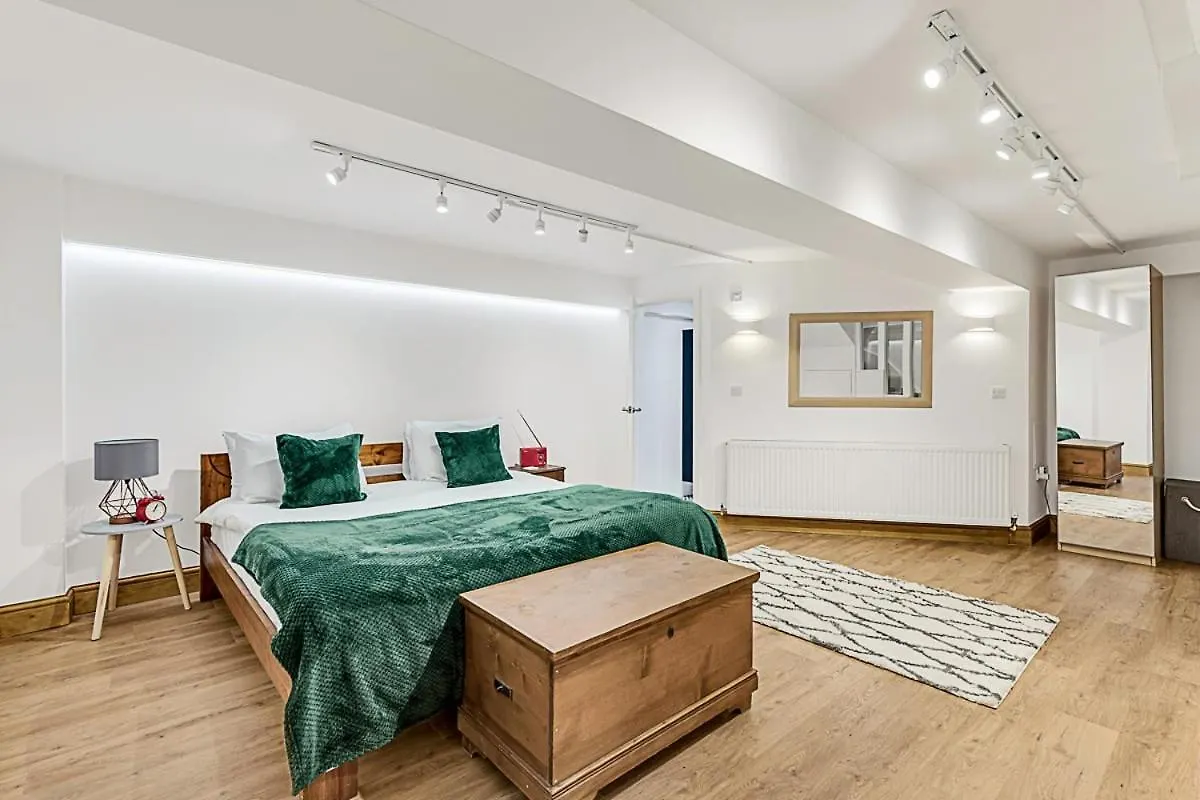 Modern Comfort Two Bedroom Gem On The Rye London