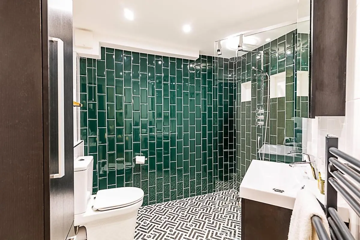 Modern Comfort Two Bedroom Gem On The Rye London Apartment